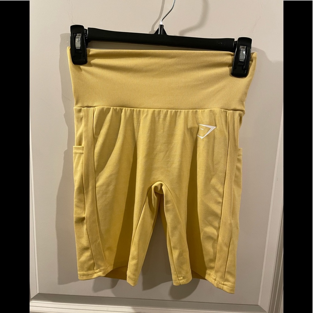 Gymshark pale yellow ruched shorts size Small NWOT